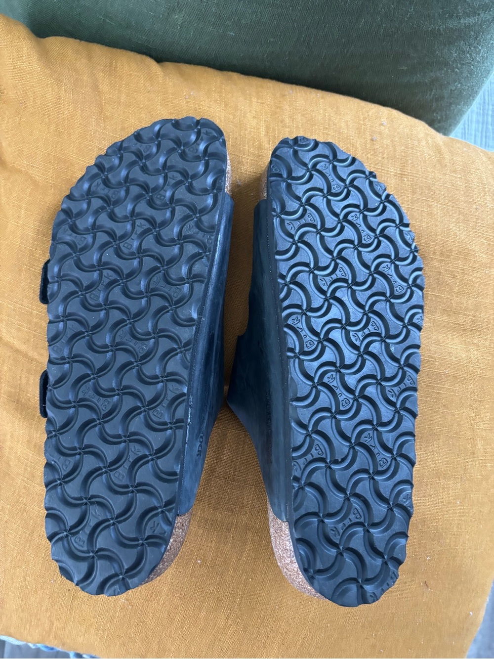 Birkenstock notice 2 different sizes doesn’t really make difference when on - Picture 2 of 4